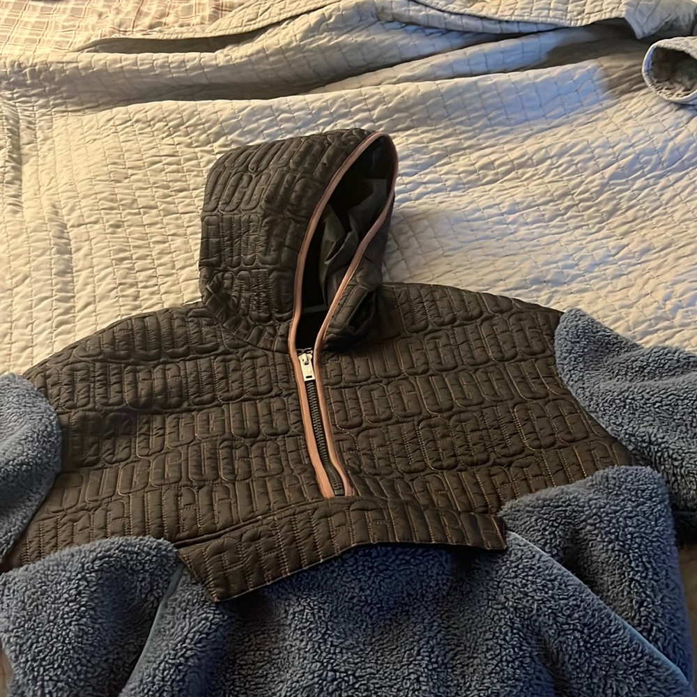 UGG 3/4 ZIP PULL OVER HOODIE SIZE M
